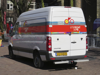 907212 Afbeelding van een bestelbus met de opschriften 'Tour de France', 'Utrecht 2015' en 'Grand Départ', bij de ...